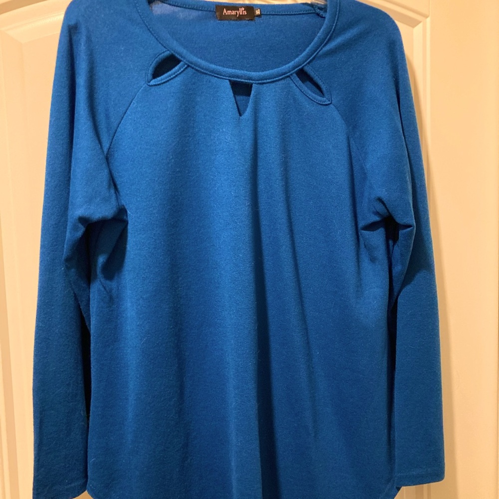 Blouse - Womens lightweight velour type of fabric by AMARYLLIS-NWOT